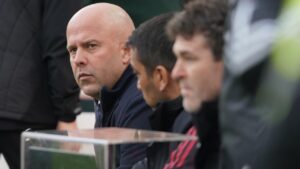 Arne Slot Diminta Tetap Tenang, Meski Xabi Alonso Jadi Sorotan di Pasar Pelatih