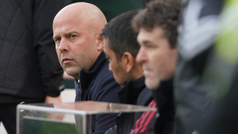 Arne Slot Diminta Tetap Tenang, Meski Xabi Alonso Jadi Sorotan di Pasar Pelatih