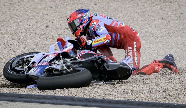 FIM Ubah Aturan Keselamatan 2026: Pembalap Dilarang Nyalakan Motor di Area Run-off