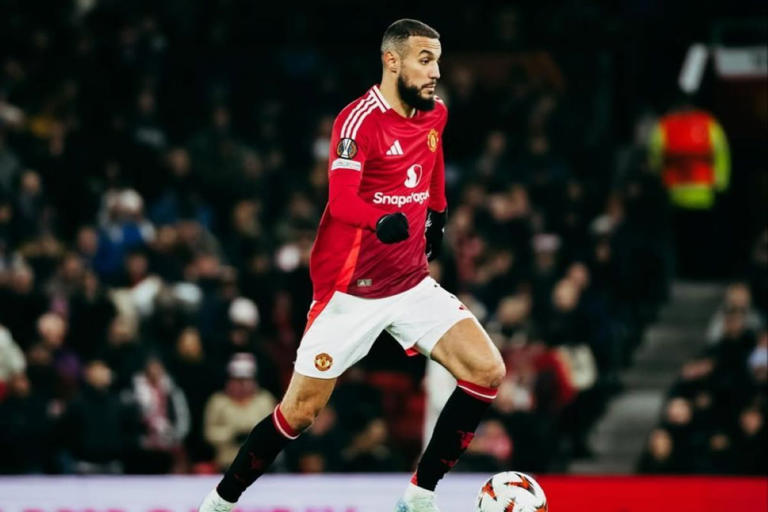 Bek kanan Manchester United, Noussair Mazraoui, menjadi incaran Juventus setelah jarang mendapatkan kesempatan bermain di Old Trafford musim ini