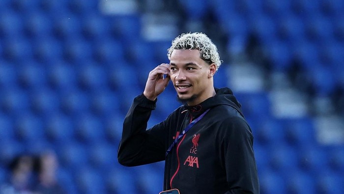 Arne Slot: Cedera Hugo Ekitike Adalah Pukulan Telak, Namun Ia Akan Kembali Lebih Kuat