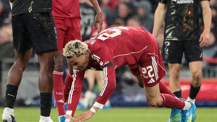 Pukulan Telak bagi Liverpool: Arne Slot Terpukul oleh Cedera Parah Hugo Ekitike