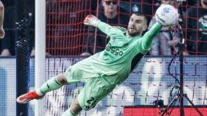 Maarten Paes Disorot Usai Ajax Ditahan PSV 2-2, Peluang Liga Champions Masih Terbuka