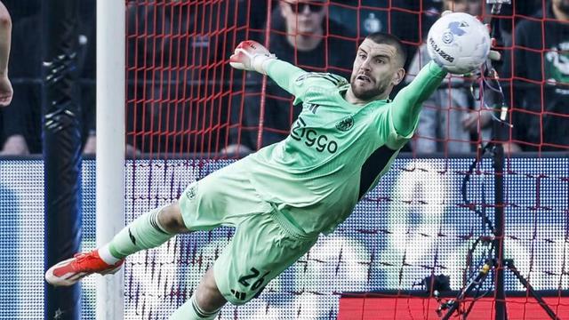 Maarten Paes Disorot Usai Ajax Ditahan PSV 2-2, Peluang Liga Champions Masih Terbuka